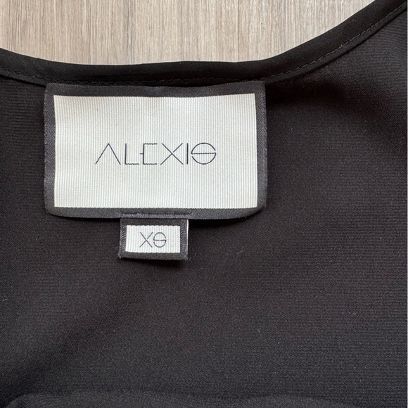 Alexis Black Sleeveless Top - Picture 3 of 3